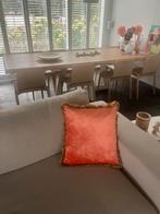 Mooi kussen in warme koraalkleur met goud, Huis en Inrichting, Ophalen of Verzenden, Nieuw, Geel, Vierkant