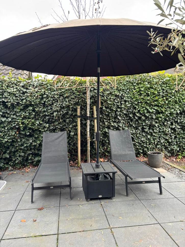 Mooie tuinset met ligstoelen en parasol, Tuin en Terras, Ligbedden, Gebruikt, Metaal, Ophalen of Verzenden