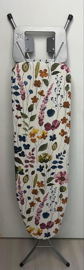 Strijkplank met bloemenmotief beschikbaar voor biedingen