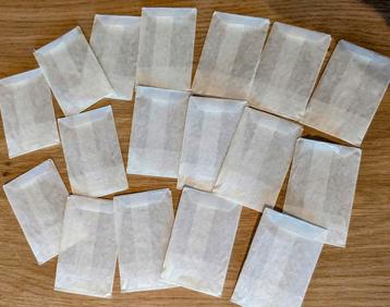 Kleine glassine vintage zakjes beschikbaar voor biedingen