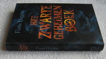 Fiona Higgins - Het Zwarte Geheimen Boek (gebonden) beschikbaar voor biedingen