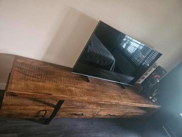 Tv meubel van mangohout met metalen accenten beschikbaar voor biedingen