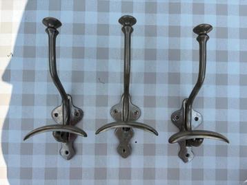 3 ijzeren kledinghaken beschikbaar voor biedingen