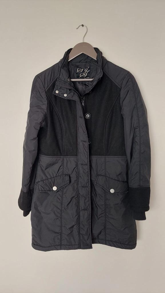 Zwarte winterjas met opzetkraag (drukkers) Maat M - Steps, Kleding | Dames, Jassen | Winter, Gedragen, Maat 38/40 (M), Zwart, Ophalen of Verzenden