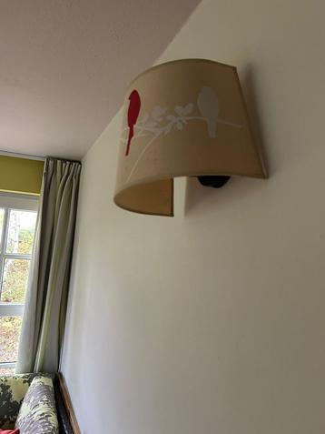 Wandlampje – Beige Kap met Vogeltjesprint beschikbaar voor biedingen