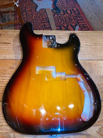 Precision bass body met schade beschikbaar voor biedingen