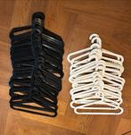 Kledinghangers: 17 witte en 28 zwarte, Kleding | Dames, Kledinghangers, Ophalen of Verzenden, Gebruikt, Kunststof, Volwassenen