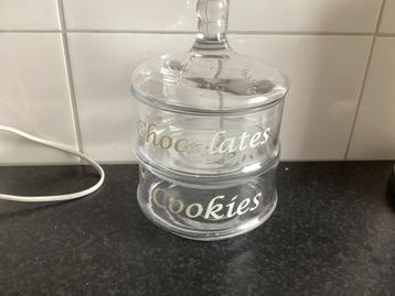 Leuke gestapelde voorraadpotten voor koekjes en chocola beschikbaar voor biedingen