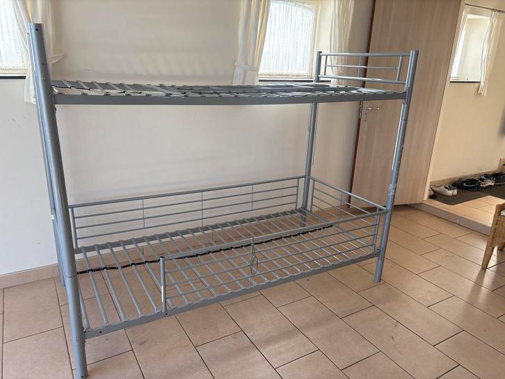 Metalen Stapelbed - Ideaal voor kleine ruimtes!, Huis en Inrichting, Slaapkamer | Bedden, Gebruikt, Tweepersoons, 90 cm, 200 cm