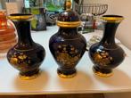 Drie Kobalt Blauwe Vazen met Gouden Decoratie, Antiek en Kunst, Ophalen of Verzenden