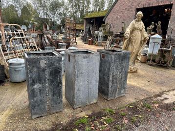 Oude verzinkte bloembakken 3 stuks mooi geklonken beschikbaar voor biedingen