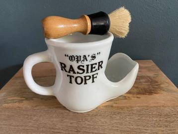 Scheerkom met kwast beschikbaar voor biedingen