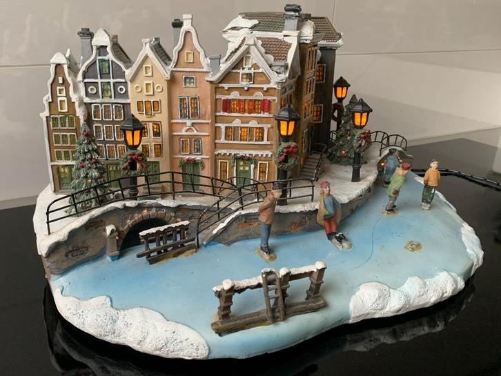 Kerstdorp Verlicht Grachtenpanden Schaatsen 24 x 39 x 18 cm, Diversen, Kerst, Gebruikt, Ophalen of Verzenden