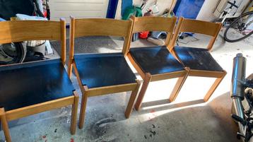 Vintage houten stoelen met kussens beschikbaar voor biedingen