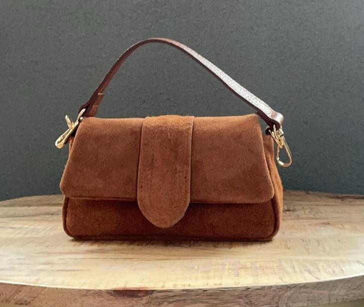 Nieuwe dames tas bruin suède, Sieraden, Tassen en Uiterlijk, Tassen | Damestassen, Nieuw, Schoudertasje, Bruin, Ophalen of Verzenden