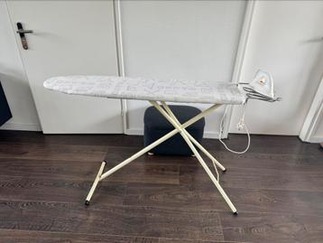 Klasieke Brabantia strijkplank met Phillips strijkijzer beschikbaar voor biedingen