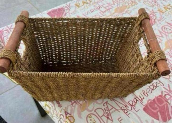 2 st Grote Mand (en) met hengsels. zgan, Huis en Inrichting, Woonaccessoires | Schalen en Manden, Zo goed als nieuw, Ophalen of Verzenden