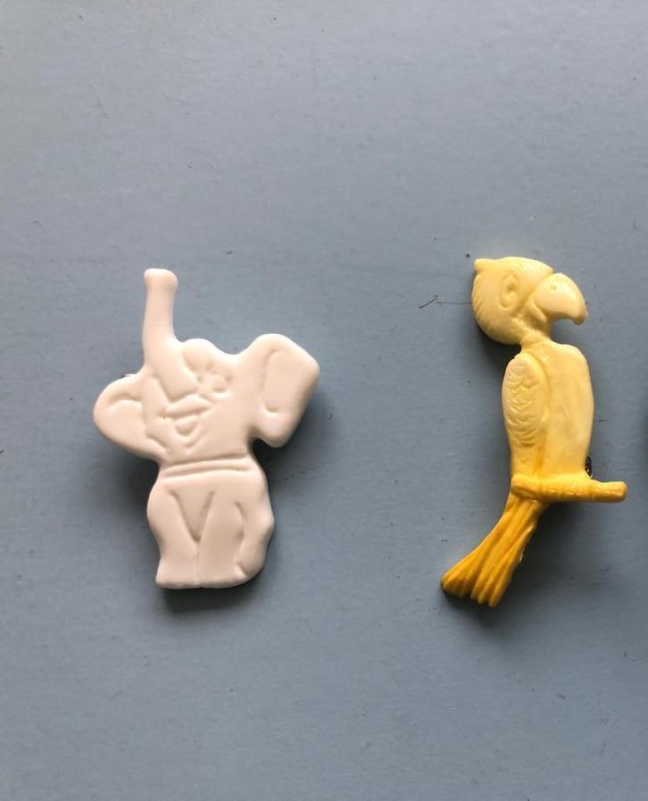 Broche kunststof papegaai  geel , olifant wit broches, Sieraden, Tassen en Uiterlijk, Broches, Zo goed als nieuw, Overige materialen