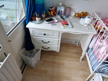 Vintage Kinderbureau met Lades beschikbaar voor biedingen