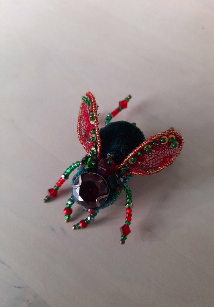 Prachtige handgemaakte kunstenaars broche insect, Sieraden, Tassen en Uiterlijk, Broches, Zo goed als nieuw, Overige materialen