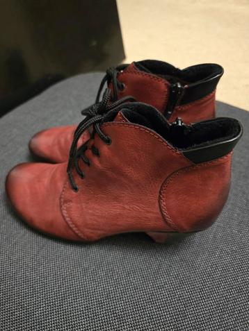 Mooie bordeaux- zwarte Rieker enkellaarzen te koop beschikbaar voor biedingen