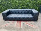 Xxl 275 breed chesterfield Kingsize zwart leren bank !!, Huis en Inrichting, Banken | Bankstellen, Ophalen, 250 tot 300 cm, Gebruikt