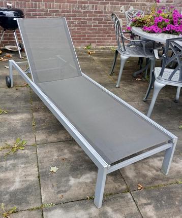 Loungebed (2 stuks lichtgewicht)  beschikbaar voor biedingen