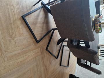 Gratis 6 eetkamerstoelen.