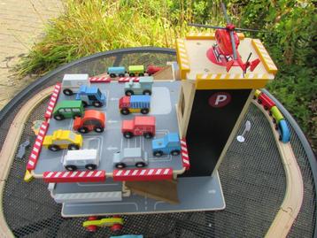 Houten garage met houten treinrails beschikbaar voor biedingen