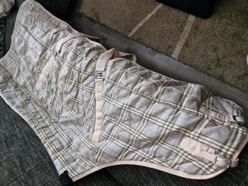 Deken 115-165  kleur roze  met bruin blokjes beschikbaar voor biedingen