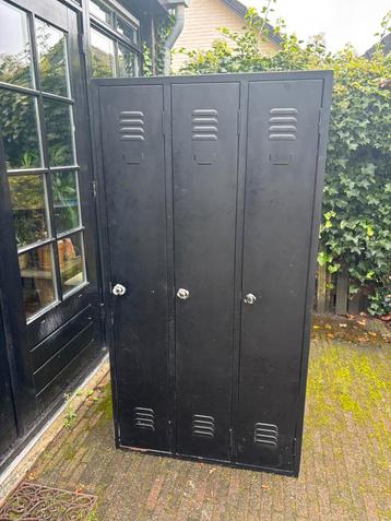 Metalen lockerkast gebruikt beschikbaar voor biedingen