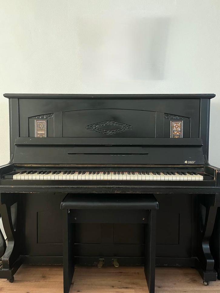 Antieke upright piano, Muziek en Instrumenten, Piano's, Gebruikt, Piano, Zwart, Hoogglans, Ophalen