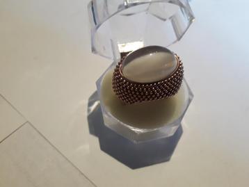 2 ZILVEREN DESIGN RINGEN I.Z.G.STAAT ( zilvergehalte 925 ) beschikbaar voor biedingen