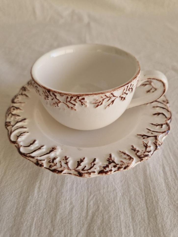 Kop en schotel met bruin takjesmotief #194, Antiek en Kunst, Antiek | Servies los, Ophalen of Verzenden