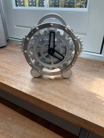 Design Klok Bewegende Raderen Gear Clock Blikvanger Kunst beschikbaar voor biedingen