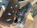 Yeezy Boost 700 V2 Mauve 43 1/3 Adidas GZ0724, Kleding | Heren, Schoenen, Ophalen of Verzenden, Nieuw, Zwart