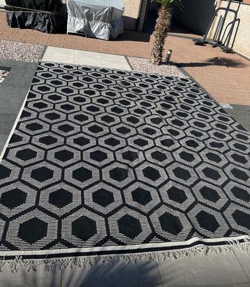 Te koop :100% Wollen vloerkleed 3x4 mtr,zwart/creme beschikbaar voor biedingen