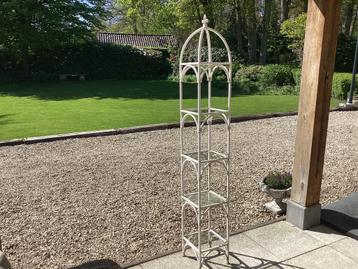 Metalen rek met planken beschikbaar voor biedingen