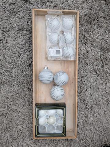 Set witte kerstballen glas met zilverkleurige details! beschikbaar voor biedingen