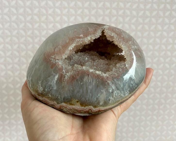Kwarts geode met mooie kristallen (rainbow amethist), Verzamelen, Mineralen en Fossielen, Mineraal, Ophalen of Verzenden