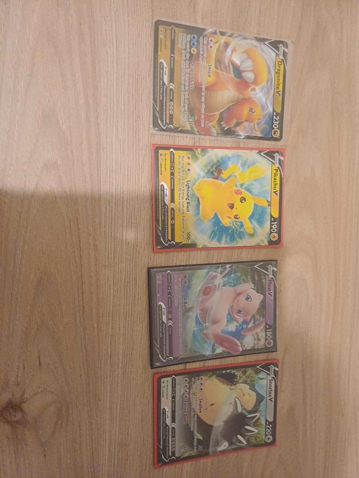 Pokémon V Kaarten - Dragonite, Pikachu, Mew, Snorlax, Hobby en Vrije tijd, Verzamelkaartspellen | Pokémon, Ophalen of Verzenden
