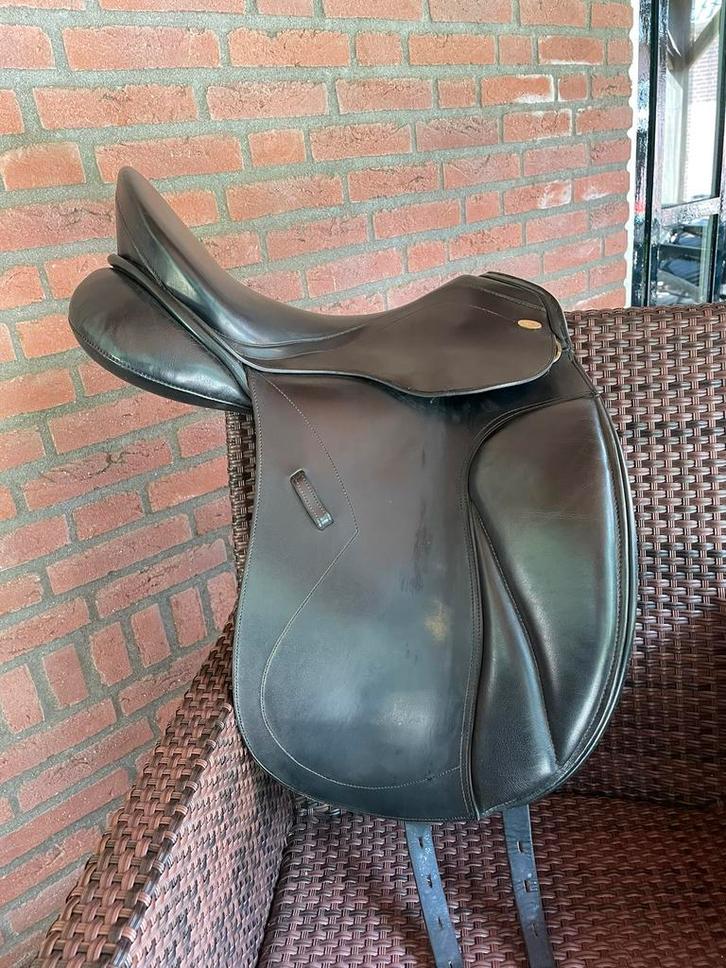 Dressuurzadel Kentaur 17 inch, Dieren en Toebehoren, Paarden en Pony's | Overige Paardenspullen, Gebruikt, Dressuur, Ophalen of Verzenden