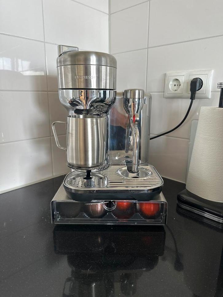 Nespresso Vertuo Creatista + Accessoires, Witgoed en Apparatuur, Koffiezetapparaten, Zo goed als nieuw, Koffiepads en cups, Koffiemachine