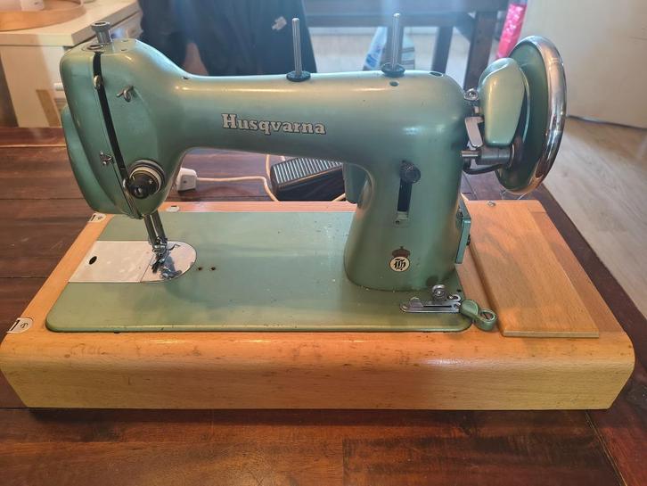 Antieke Husqvarna naaimachine – perfect werkend + pedaal, Antiek en Kunst, Antiek | Naaimachines, Ophalen