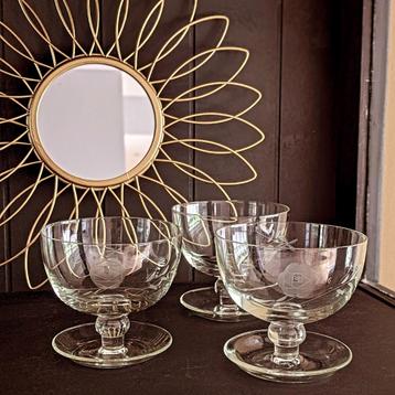 Set van 3 antieke coupe glazen met aangehechte onderschotel beschikbaar voor biedingen