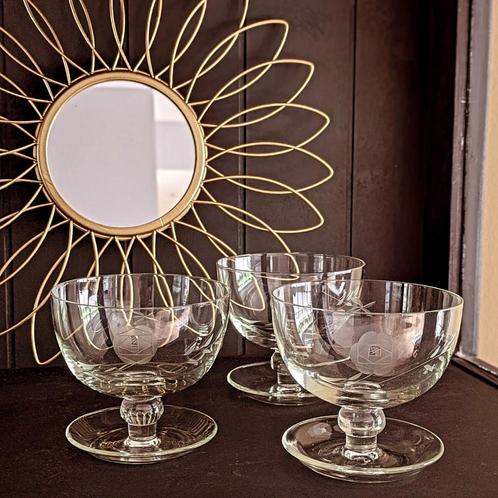 Set van 3 antieke coupe glazen met aangehechte onderschotel, Verzamelen, Glas en Borrelglaasjes, Zo goed als nieuw, Overige typen