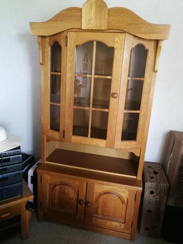 Vitrine kast totale afmetingen: 204 cm x 103 breed x 50 diep beschikbaar voor biedingen