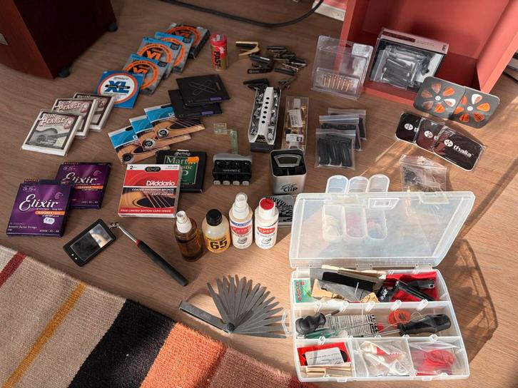 Gitaar benodigdheden snaren plectrums stemknoppen etc, Muziek en Instrumenten, Instrumenten | Toebehoren, Gebruikt, Akoestische gitaar