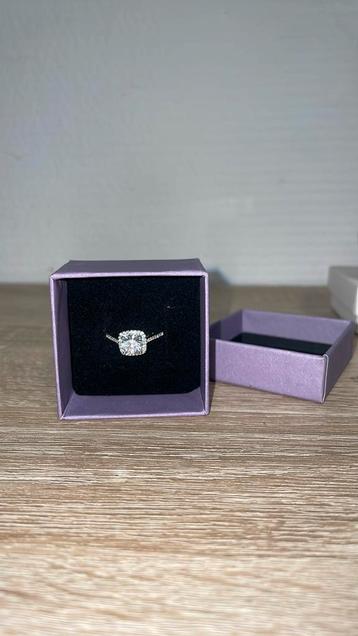 Prachtige Ring Zilver glinsterend beschikbaar voor biedingen