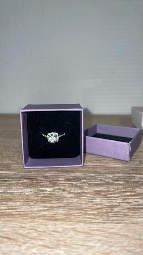 Prachtige Ring Zilver glinsterend, Sieraden, Tassen en Uiterlijk, Ringen, Nieuw, Dame, Zilver, Zilver, Met edelsteen, Met strass